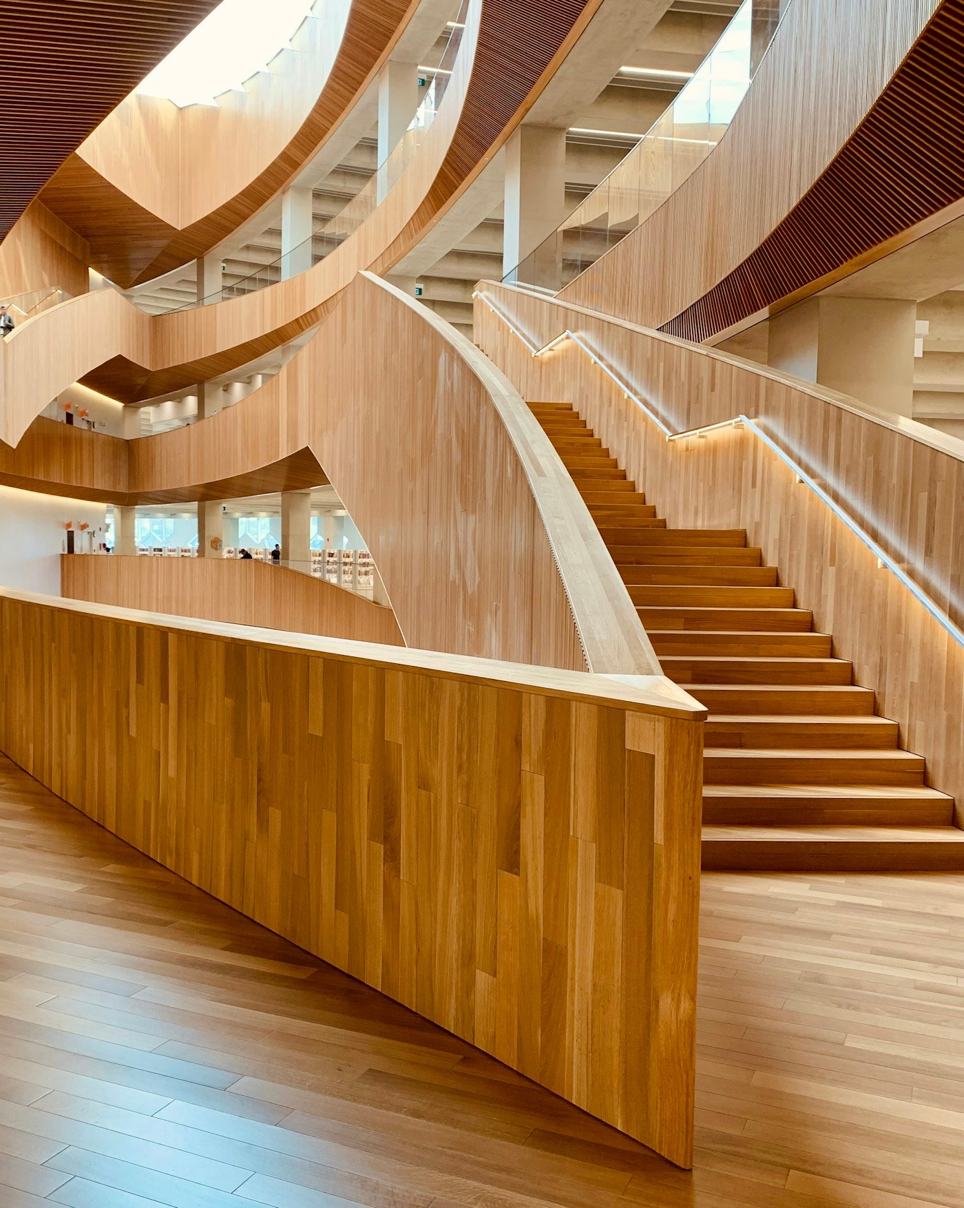 Escalier aux garde-corps cintrés en chêne