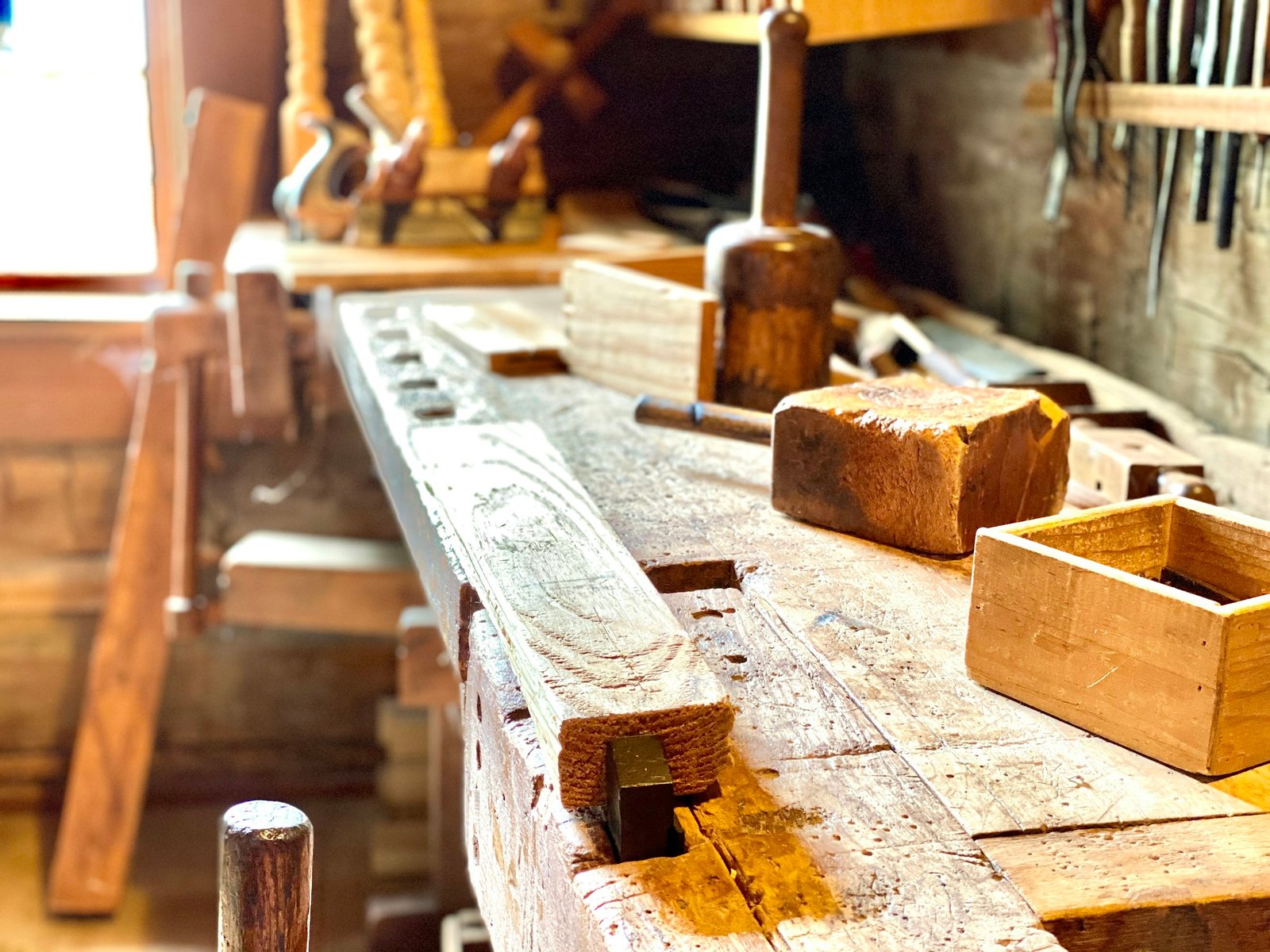 Établi d’ébéniste avec pièces de bois, maillet et outils à main