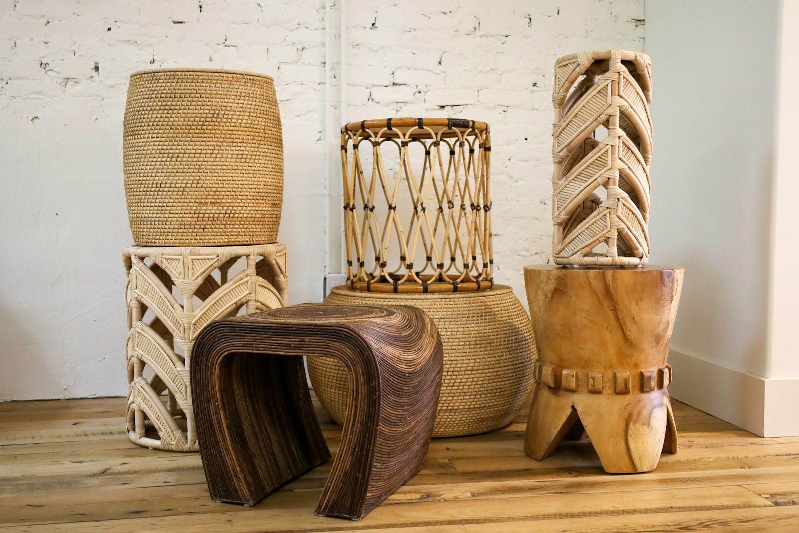 Tabourets et objets en bois sculpté dans un atelier