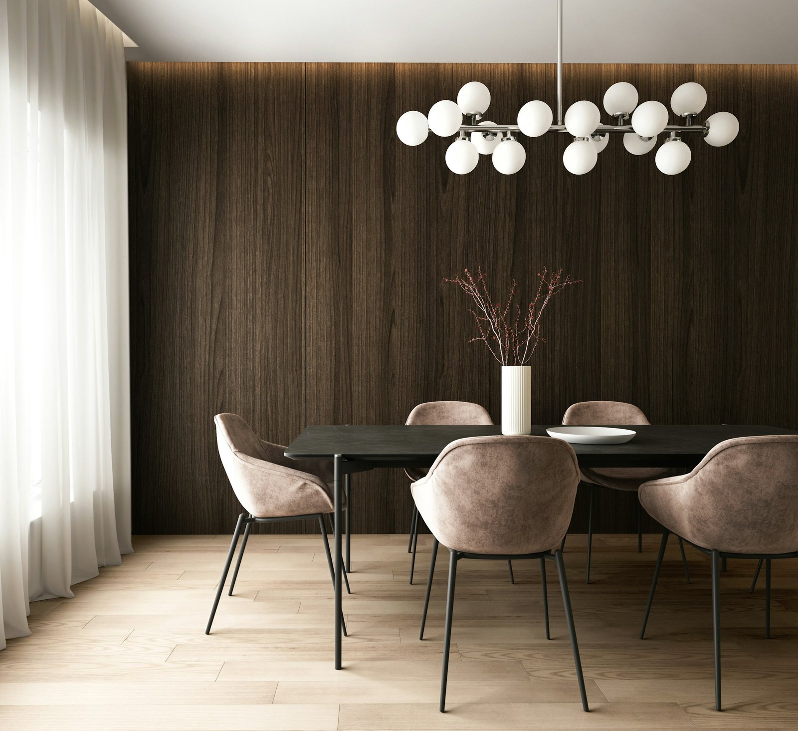 Habillage mural en bois sombre derrière une table de salle à manger