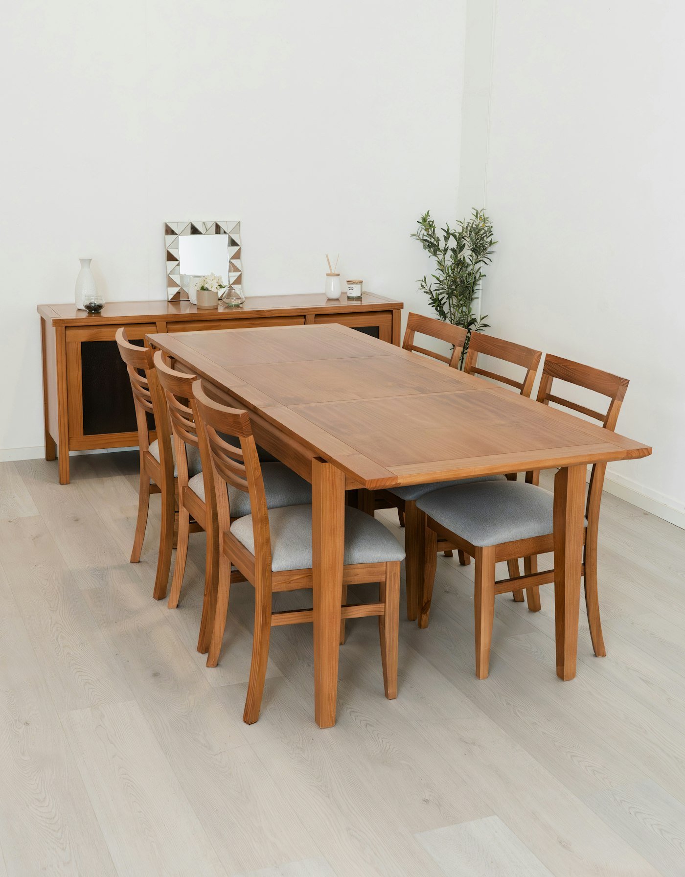Table de salle à manger en bois avec chaises et buffet