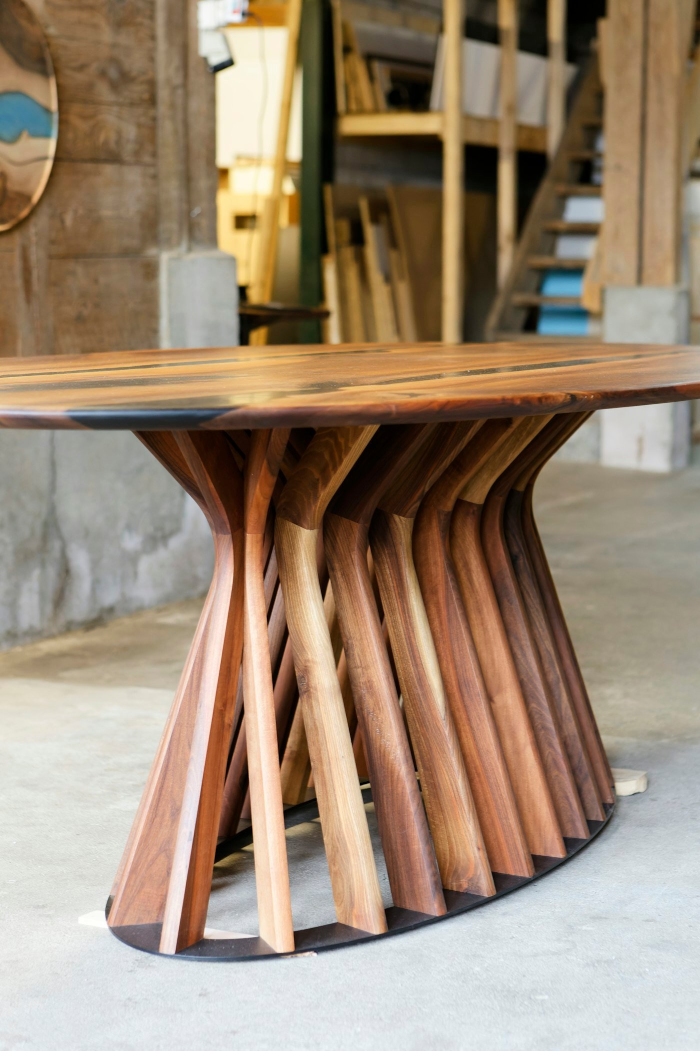 Table ronde au piètement en faisceau de lames de noyer