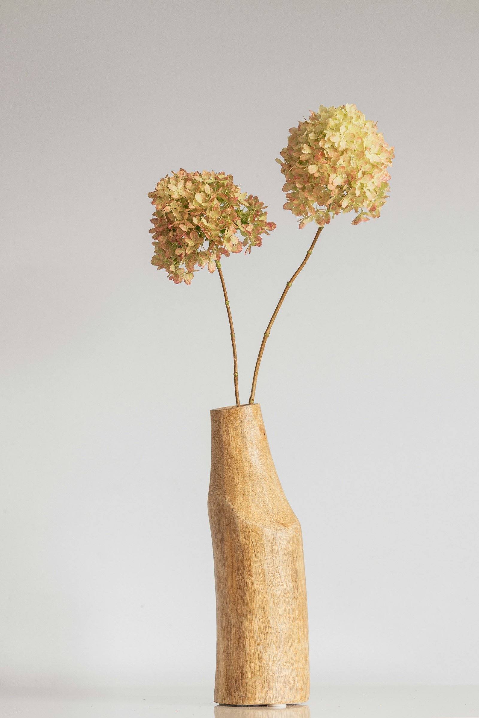 Vase en bois tourné garni de fleurs séchées